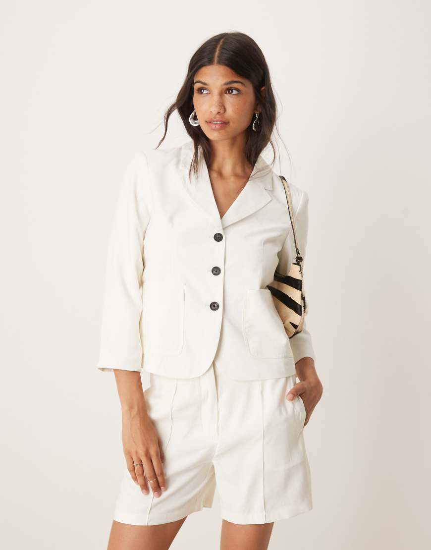 AWARE - Eleganter Blazer in Weiß, Kombiteil AWARE - Eleganter Blazer in Weiß, Kombiteil von AWARE