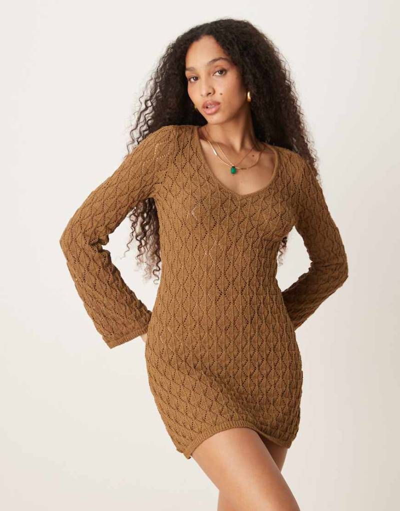 AWARE - Gehäkeltes Mini-Strickkleid in Braun mit weiten Ärmeln von AWARE