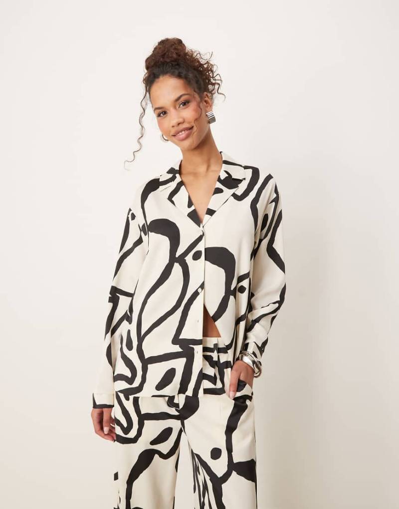 AWARE - Gemusterte Satin-Hemdbluse in Schwarz-Weiß mit Oversize-Schnitt, Kombiteil-Bunt von AWARE