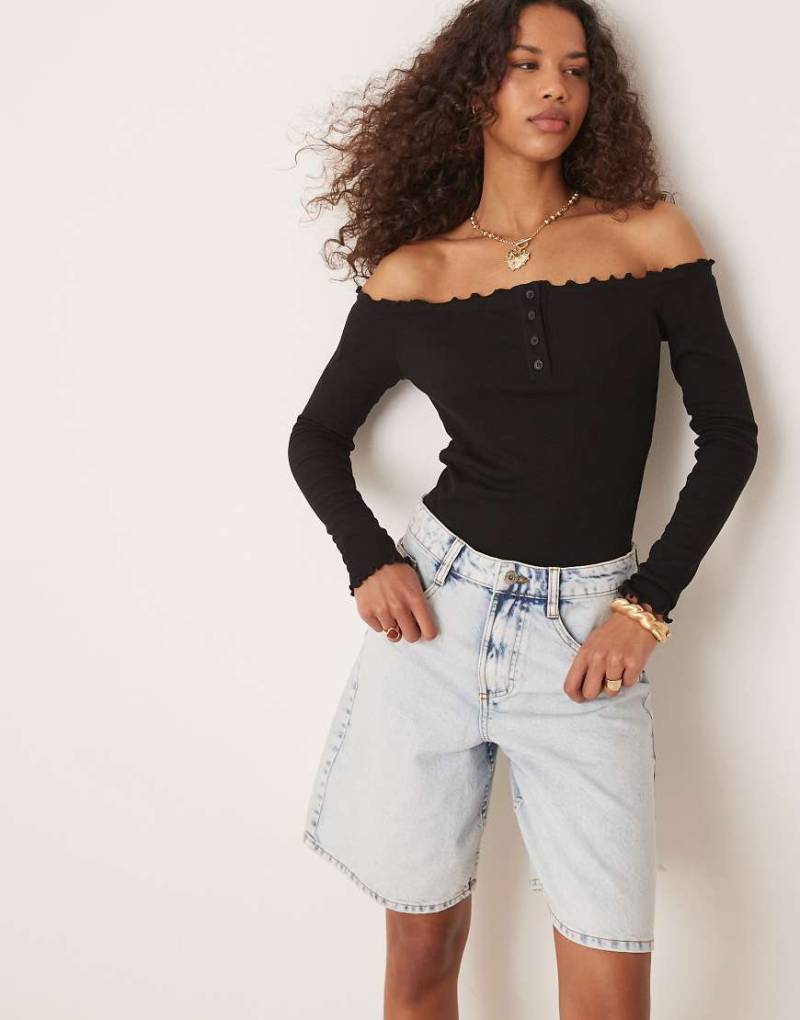 AWARE - Gerippter Body in Schwarz mit Kräuselsaum von AWARE