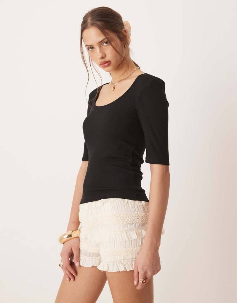AWARE - Geripptes Oberteil in Schwarz mit U-Ausschnitt von AWARE