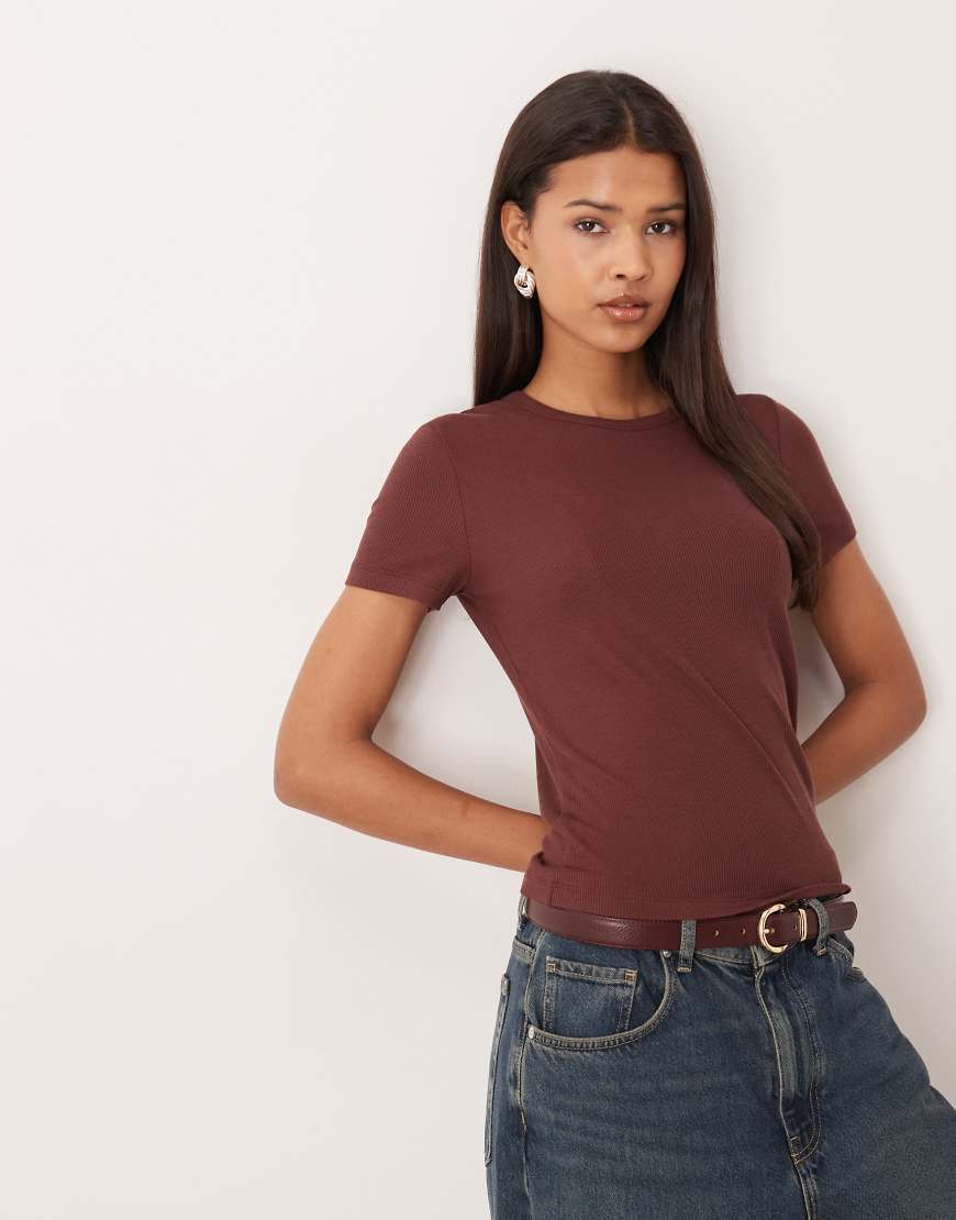AWARE - Geripptes T-Shirt in Portweinrot von AWARE