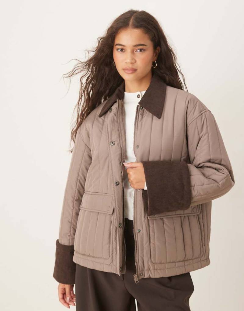 AWARE - Gesteppte Barn-Jacke in Braun mit Kontrast-Details-Brown von AWARE