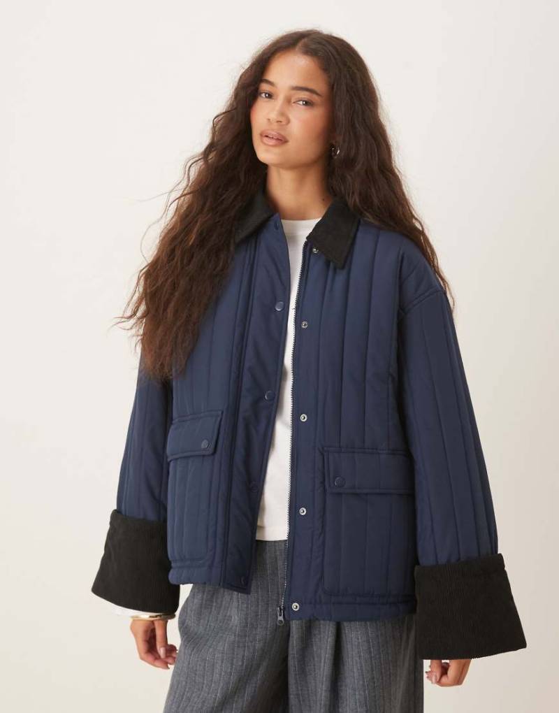 AWARE - Gesteppte Barn-Jacke in Marineblau mit Kontrast-Details von AWARE