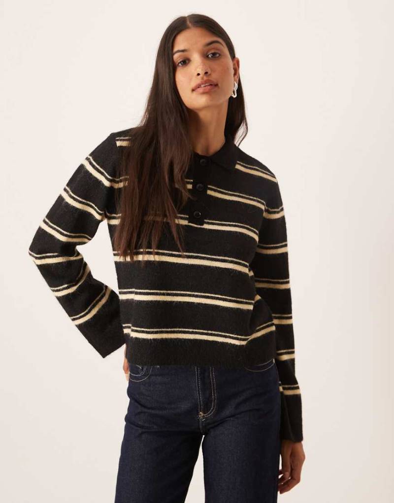 AWARE - Gestreifter Rugby-Strickpullover im Polo-Stil aus flauschigem Garn in Schwarz und Cremeweiß von AWARE