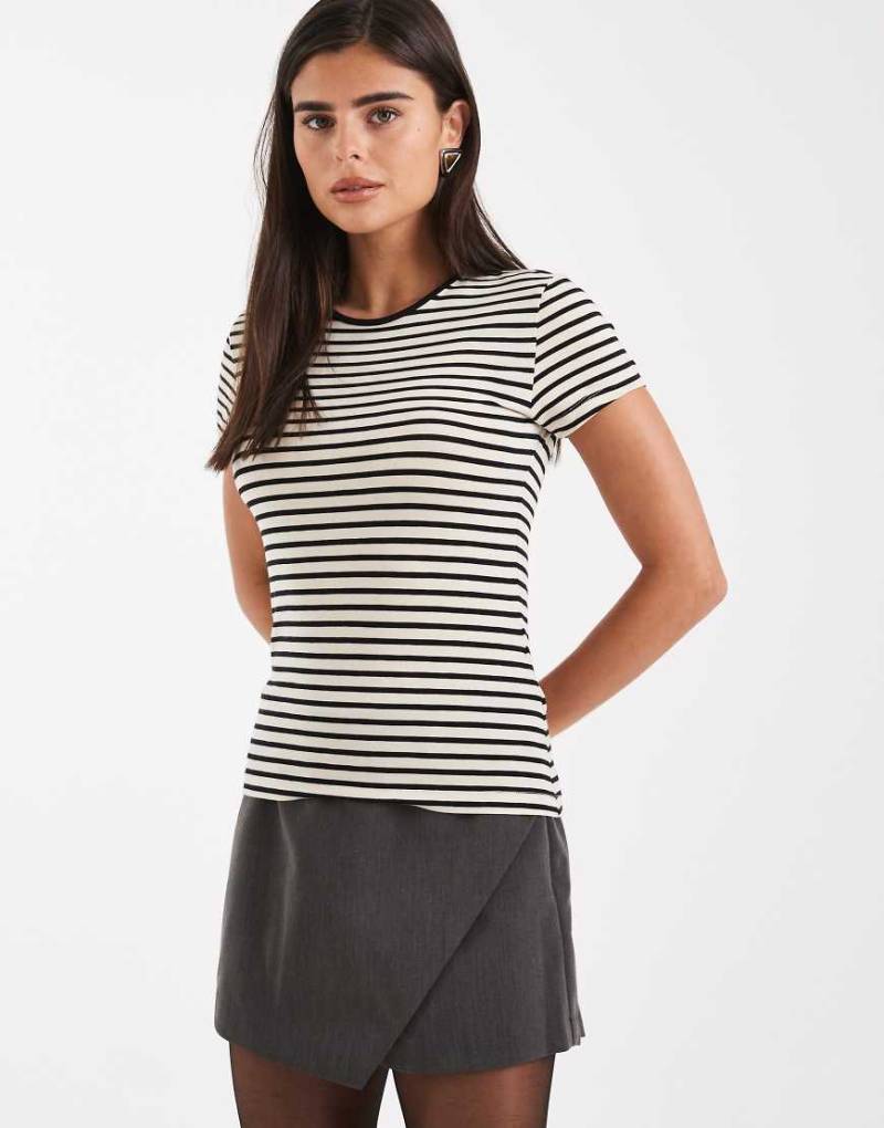 AWARE - Gestreiftes, figurbetontes T-Shirt in Schwarz-Weiß von AWARE