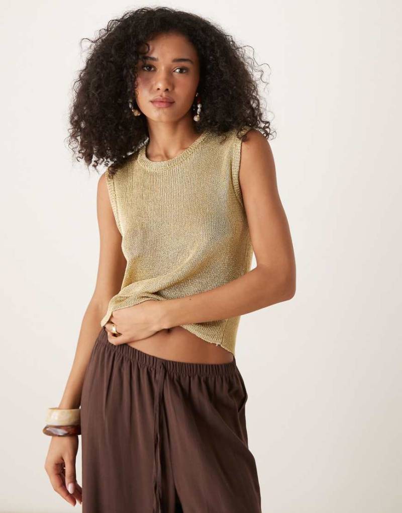 AWARE - Grobmaschiges Metallic-Tanktop in Gold-Goldfarben von AWARE