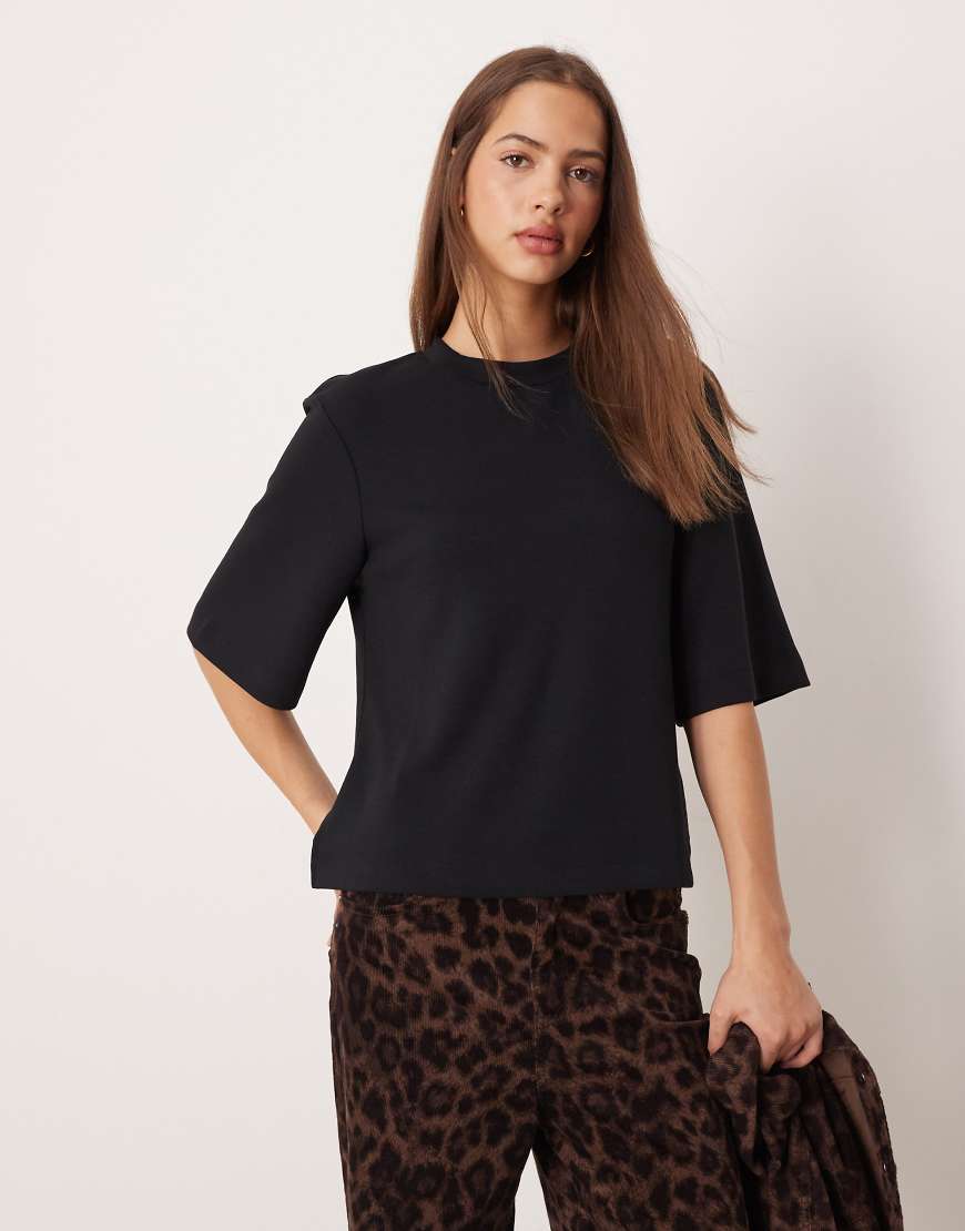 AWARE - Hochwertiges, kastiges T-Shirt aus strukturiertem, schwerem Stoff in Schwarz von AWARE