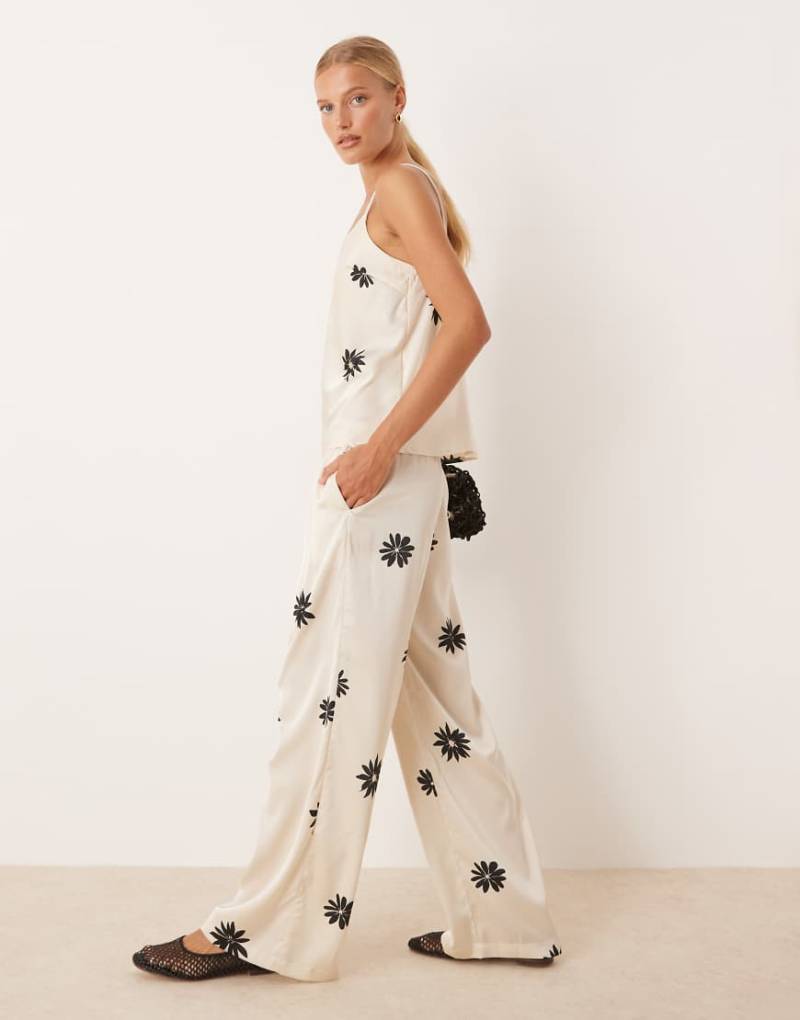 AWARE - Hose aus Satin in Weiß mit schwarzem Blumenmuster und weitem Bein, Kombiteil-Bunt von AWARE
