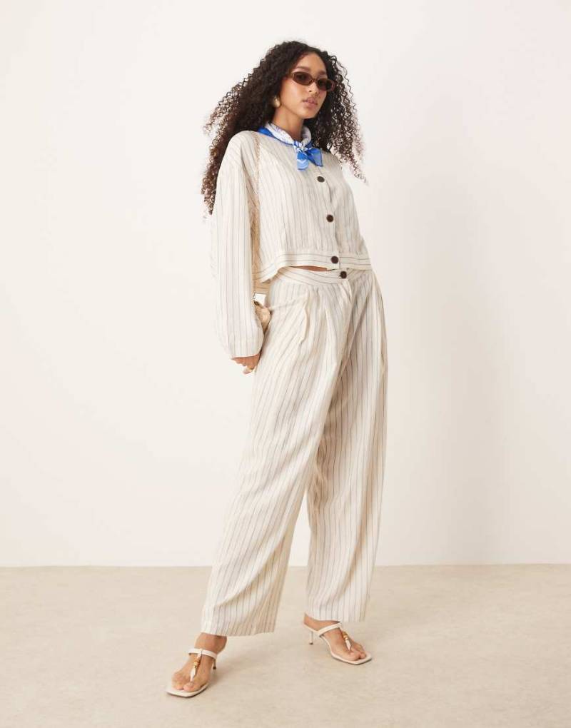 AWARE - Hose in Weiß mit Leinenanteil, weitem Bein und Nadelstreifen, Kombiteil von AWARE