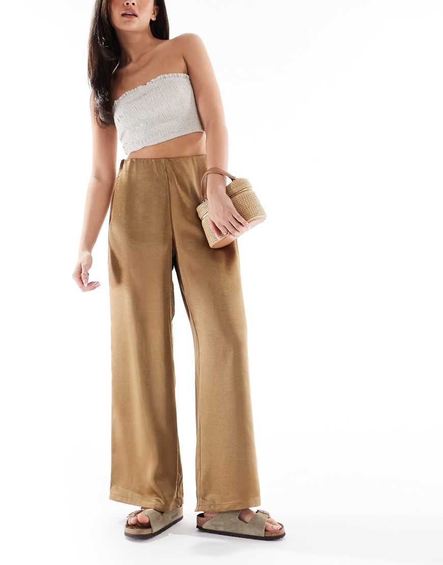 AWARE - Hose zum Reinschlüpfen aus Satin in Karamell mit weitem Bein-Neutral von AWARE