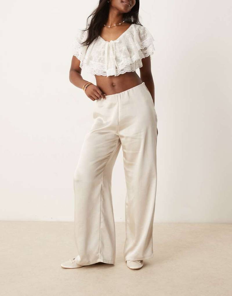 AWARE - Hose zum Reinschlüpfen aus Satin in Steingrau mit weitem Bein-Neutral von AWARE