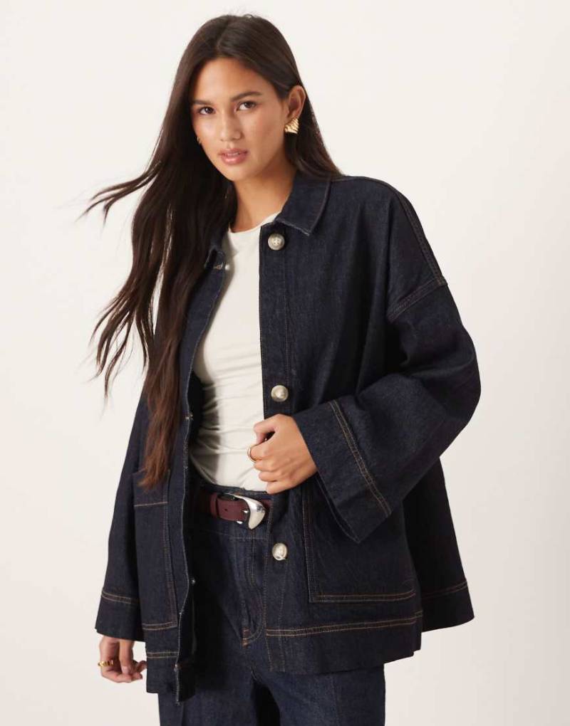 AWARE - Kastige Oversize-Jeansjacke im Trucker-Stil in dunkelblauer Rinse-Waschung von AWARE