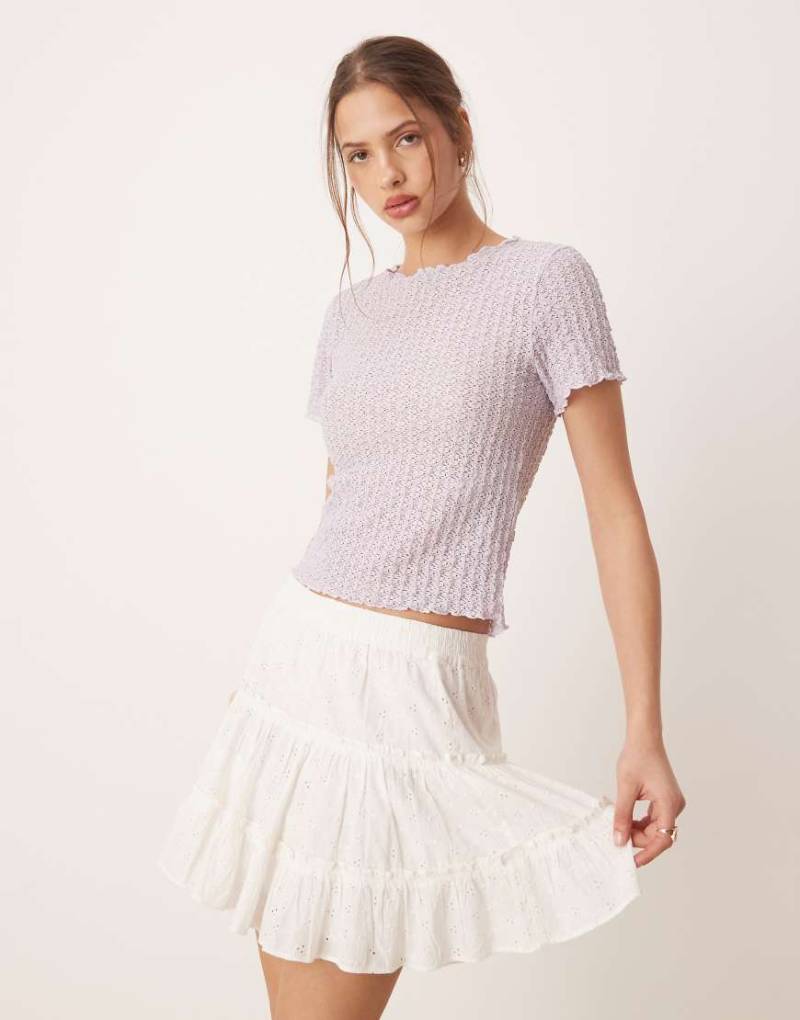 AWARE - Knapp geschnittenes, strukturiertes T-Shirt in Flieder-Lila von AWARE