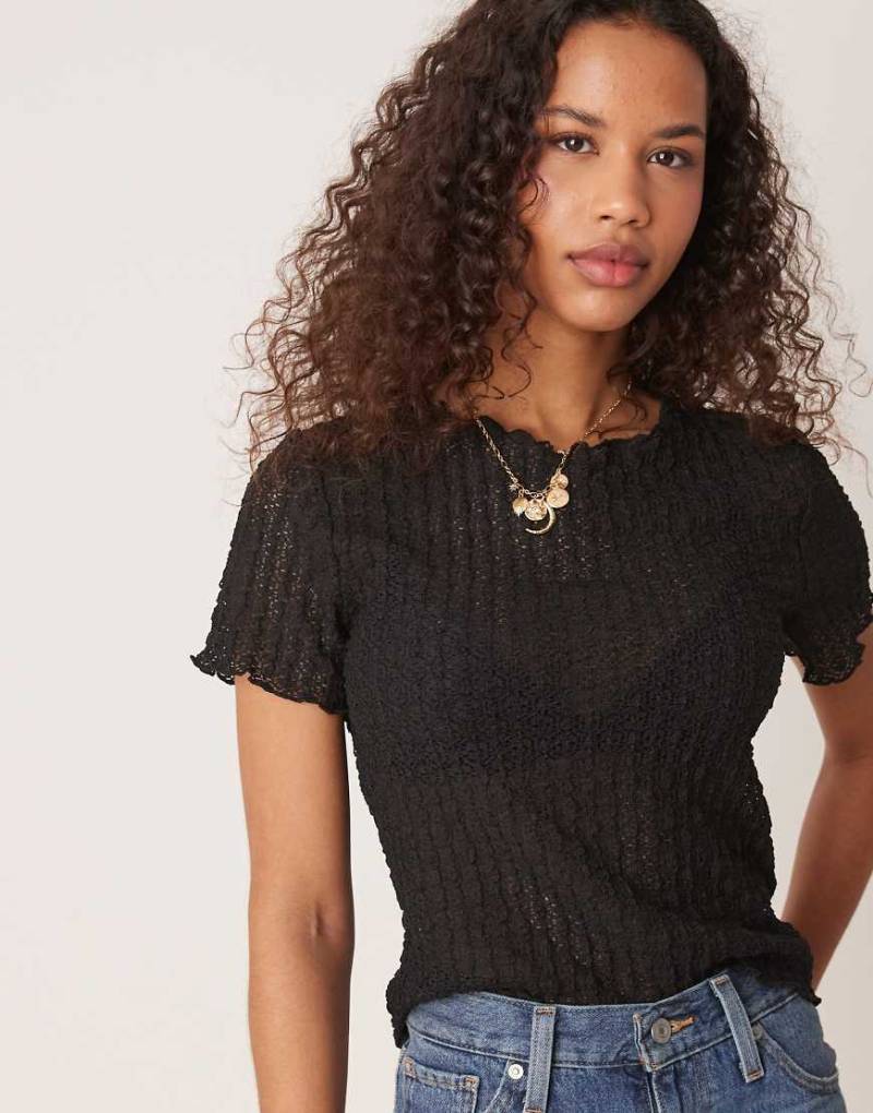 AWARE - Knapp geschnittenes, strukturiertes T-Shirt in Schwarz von AWARE