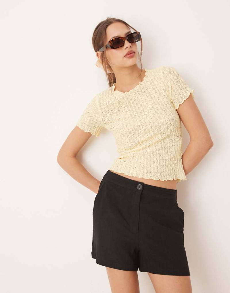 AWARE - Knapp geschnittenes T-Shirt in Blassgelb mit Struktur von AWARE