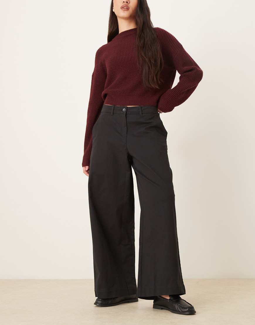 AWARE - Kurz geschnittene Arbeitshose in Schwarz mit weitem Bein von AWARE