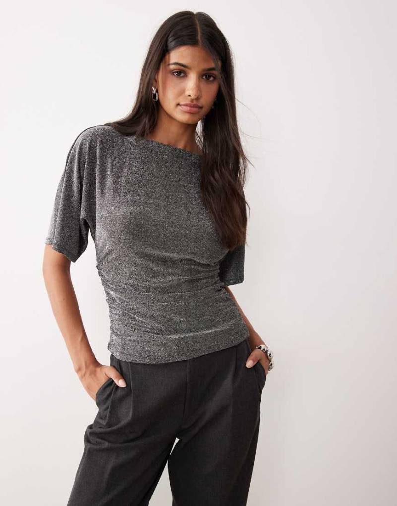 AWARE - Kurzärmliges Glitzeroberteil in Schwarz und Silber mit gerafftem Detail von AWARE