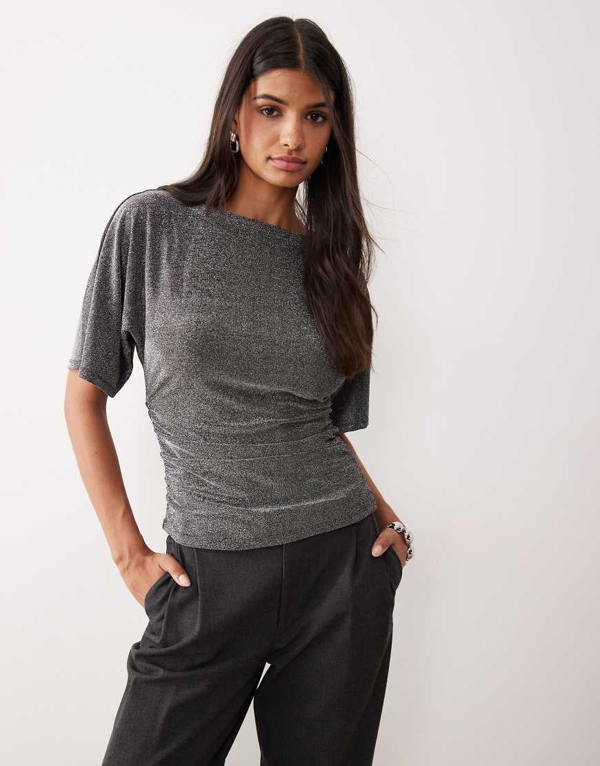 AWARE - Kurzärmliges Glitzeroberteil in Schwarz und Silber mit gerafftem Detail von AWARE