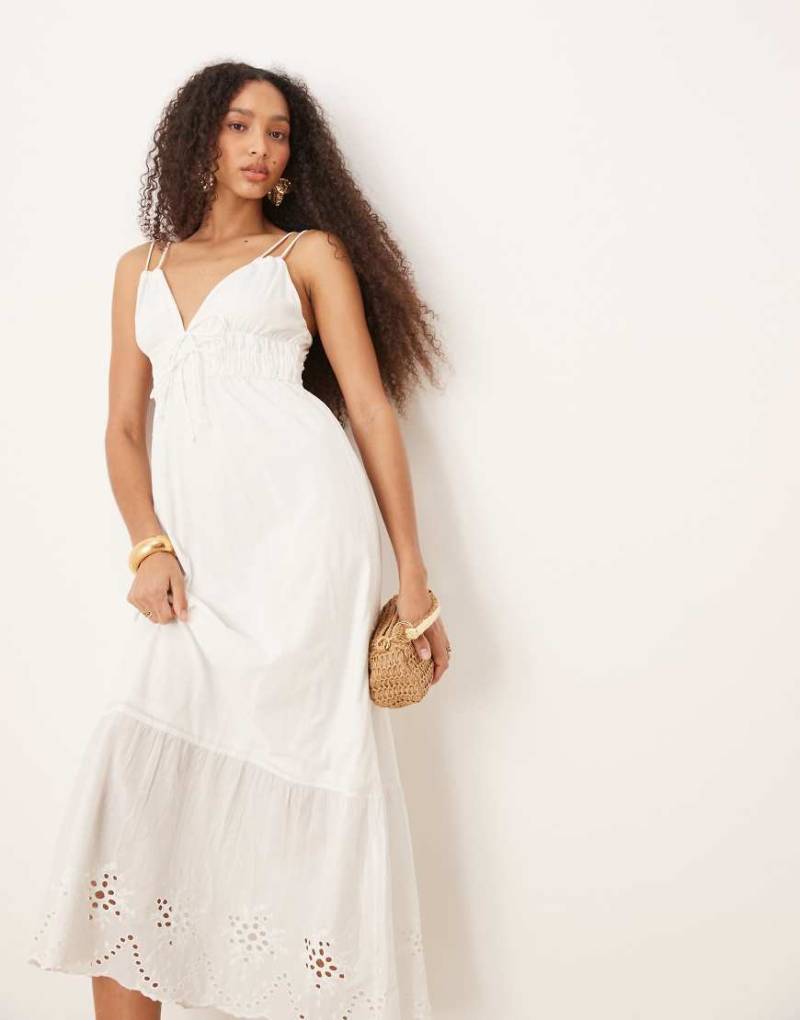 AWARE - Maxi-Sommerkleid in Weiß mit schmalen Trägern und Lochstickerei von AWARE