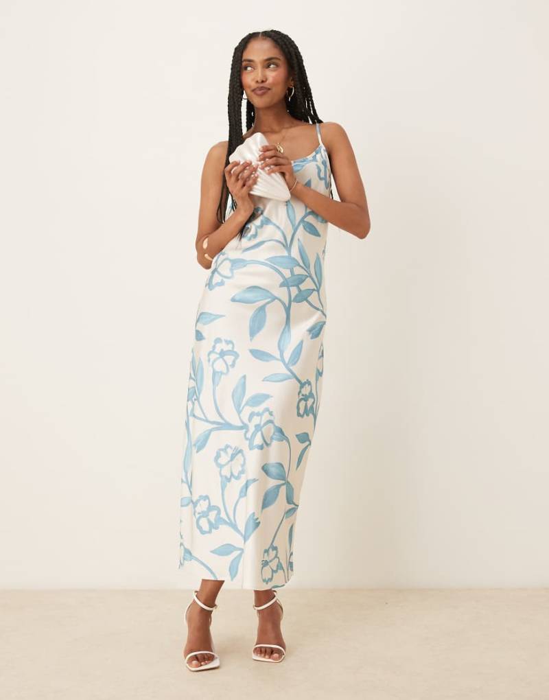 AWARE - Maxi-Trägerkleid in Blau mit illustrativem Blumenprint von AWARE