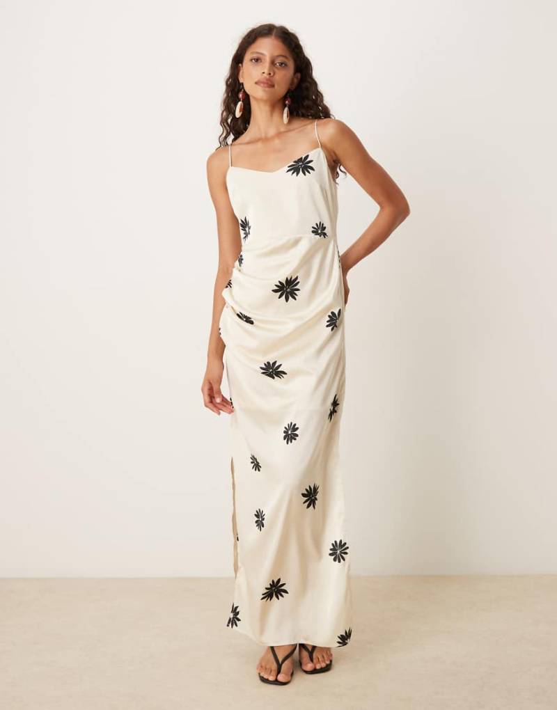 AWARE - Maxi-Trägerkleid in Schwarz-Weiß mit Blumenmuster-Gelb von AWARE