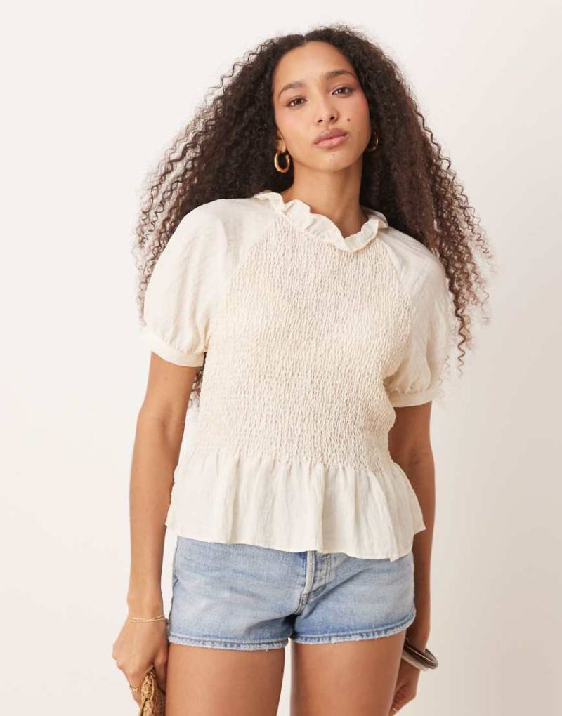 AWARE - Oberteil in Creme mit Puffärmeln und gesmoktem Design-Weiß von AWARE