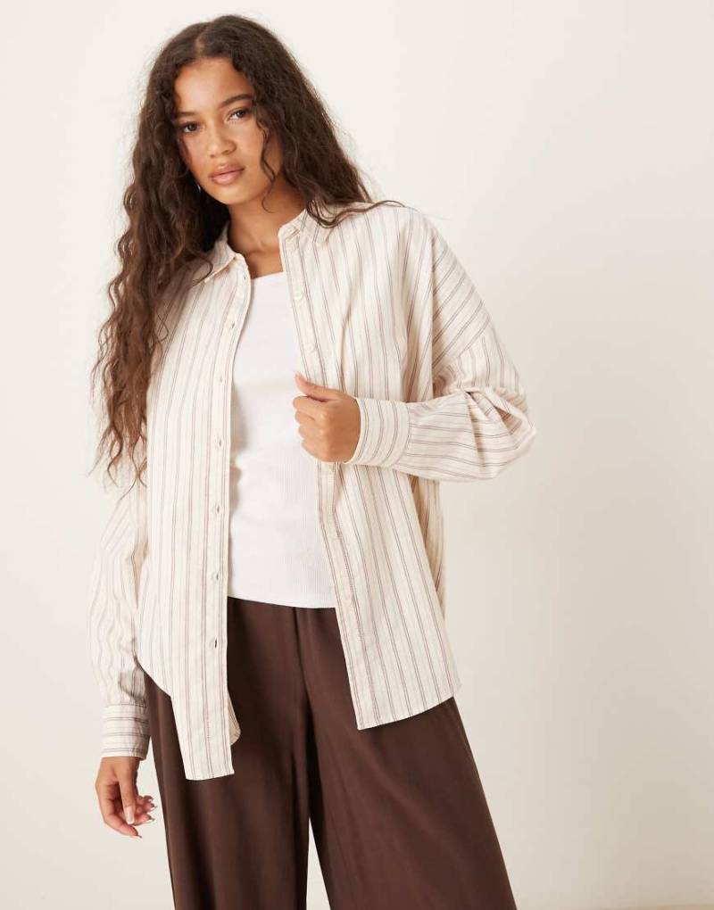 AWARE - Oversize-Oxford-Hemd im Boyfriend-Stil in Creme mit burgunderrotem Streifen-Weiß von AWARE