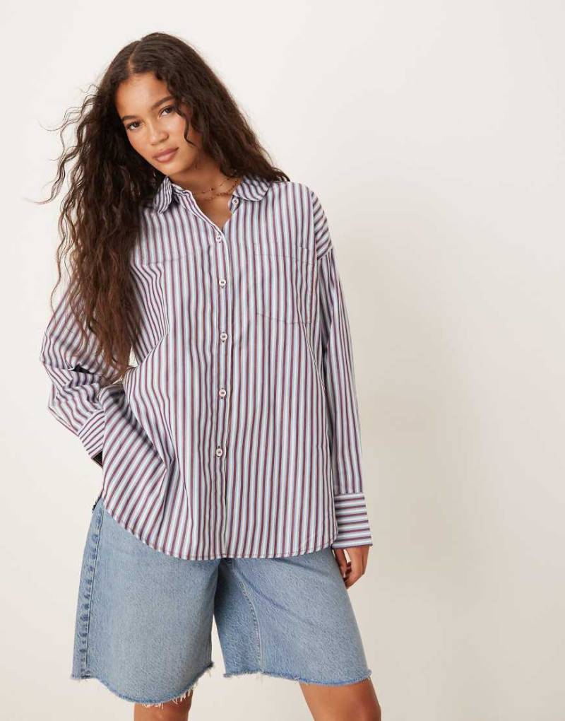 AWARE - Oversize-Oxford-Hemd mit Boyfriend-Passform in blau und burgunderrot gestreift von AWARE