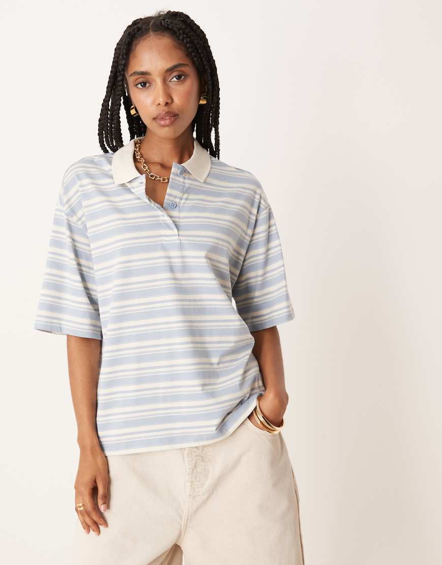 AWARE - Poloshirt in Blau gedeckt mit Streifen und halblangen Ärmeln von AWARE