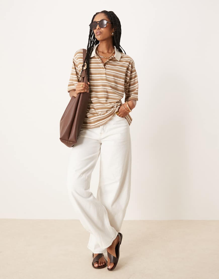 AWARE - Poloshirt in neutralem Farbton mit Streifen und halblangen Ärmeln von AWARE