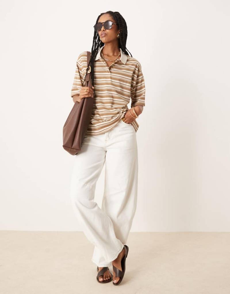 AWARE - Poloshirt in neutralem Farbton mit Streifen und halblangen Ärmeln von AWARE