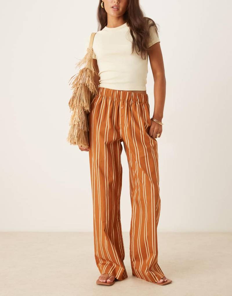 AWARE - Popeline-Hose in gestreiftem Karamell und Cremeweiß im Boxer-Stil mit weitem Bein-Orange von AWARE