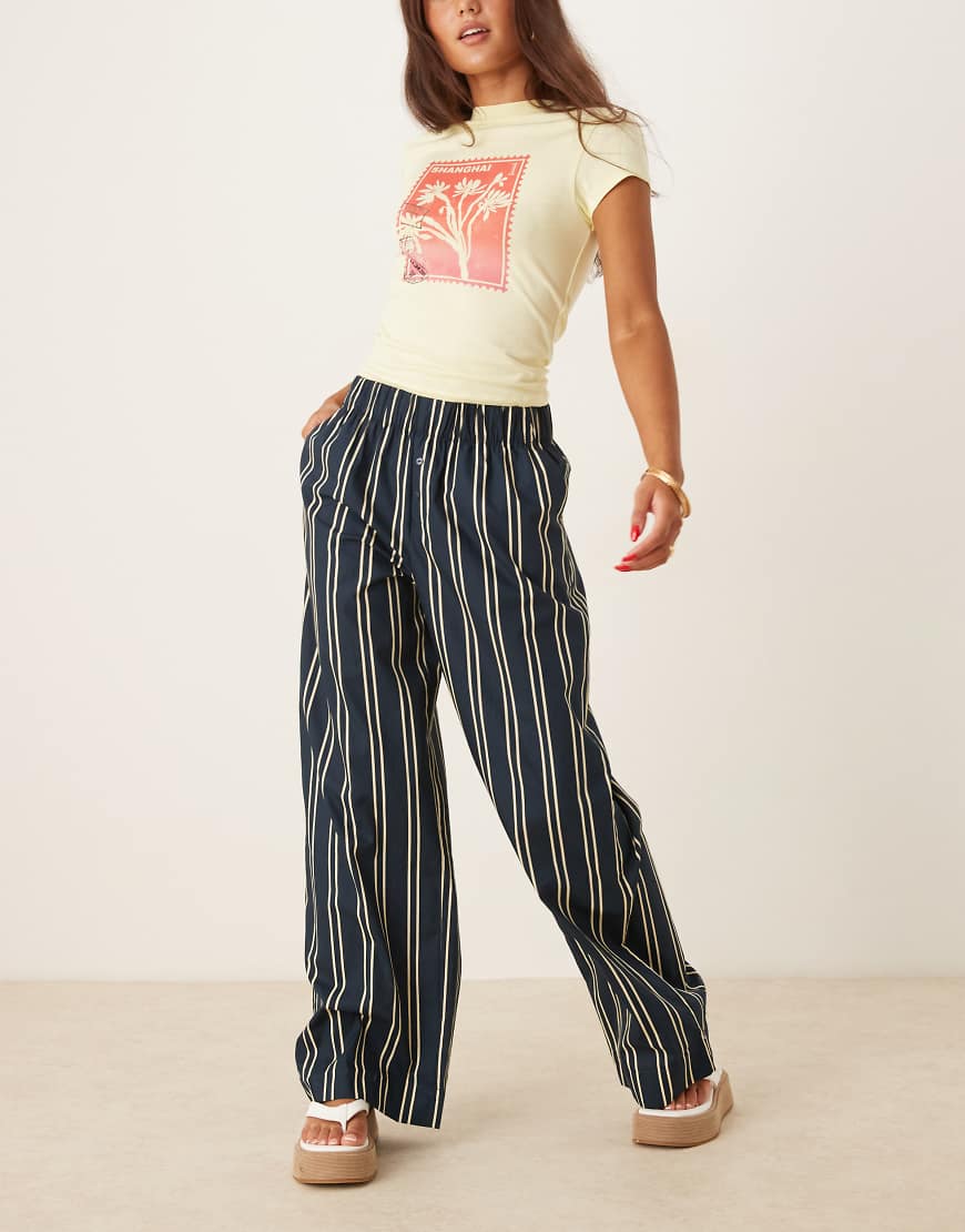 AWARE - Popeline-Hose in gestreiftem Marineblau und Cremeweiß im Boxer-Stil mit weitem Bein AWARE - Popeline-Hose in gestreiftem Marineblau und Cremeweiß im Boxer-Stil mit weitem Bein von AWARE