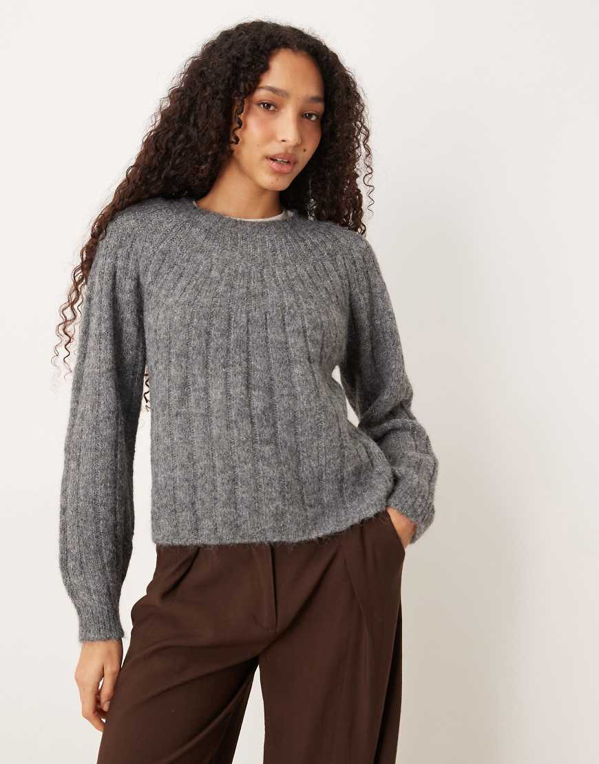 AWARE - Pullover aus breitem Grobstrick in meliertem Grau mit haariger Struktur von AWARE