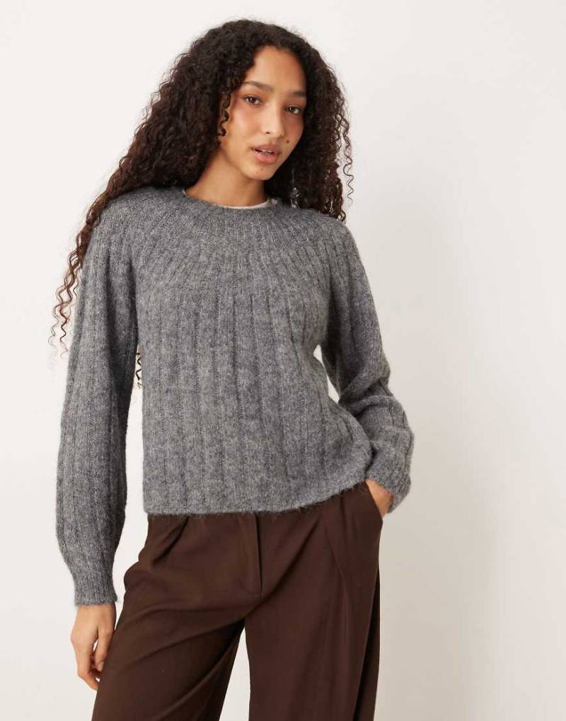 AWARE - Pullover aus breitem Grobstrick in meliertem Grau mit haariger Struktur von AWARE