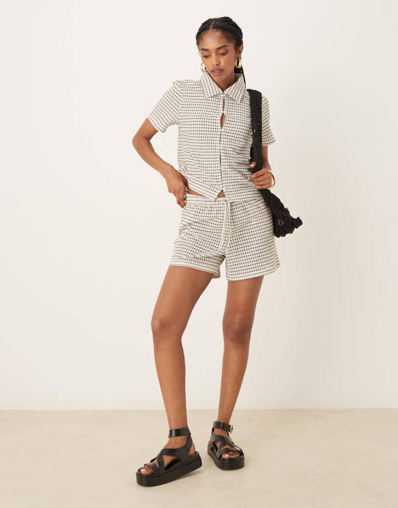 AWARE - Relaxed-Fit-Shorts aus Strick in Schwarz-Weiß, Kombiteil von AWARE