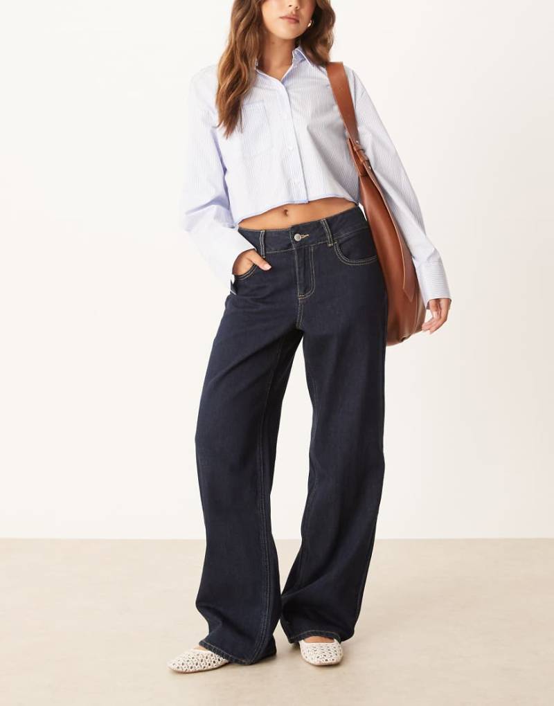 AWARE - Rena - Jeans in dunkelblauer Waschung, mittelhohem Bund und weitem Bein AWARE - Rena - Jeans in dunkelblauer Waschung, mittelhohem Bund und weitem Bein von AWARE