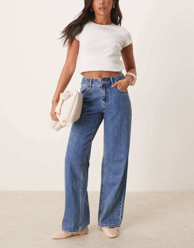 AWARE - Rena - Jeans in mittelblauer Waschung, mittelhohem Bund und weitem Bein von AWARE