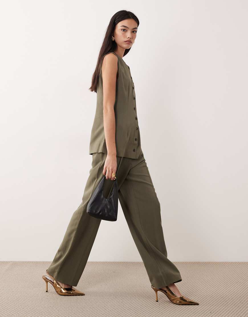 AWARE - Schlichte Hose in Grün mit Faltendetail vorne und weitem Bein, Kombiteil von AWARE