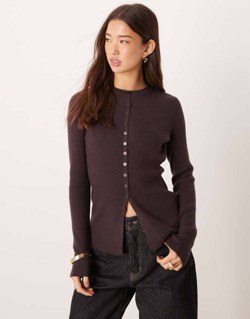 AWARE - Strickjacke in Schokobraun meliert mit kompaktem Rippenmuster und kurzer Knopfleiste vorne-Brown von AWARE