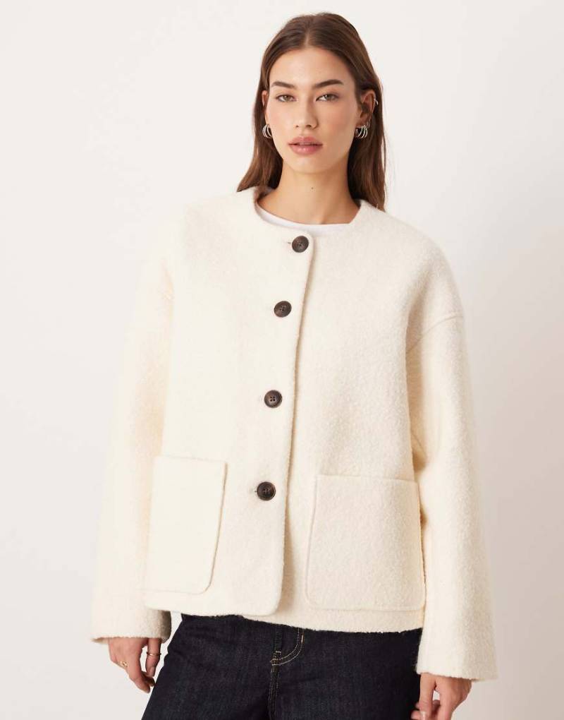 AWARE - Strukturierte, kurze Jacke in Creme aus hochwertigem Wollmix mit Knopfleiste vorne-Weiß von AWARE