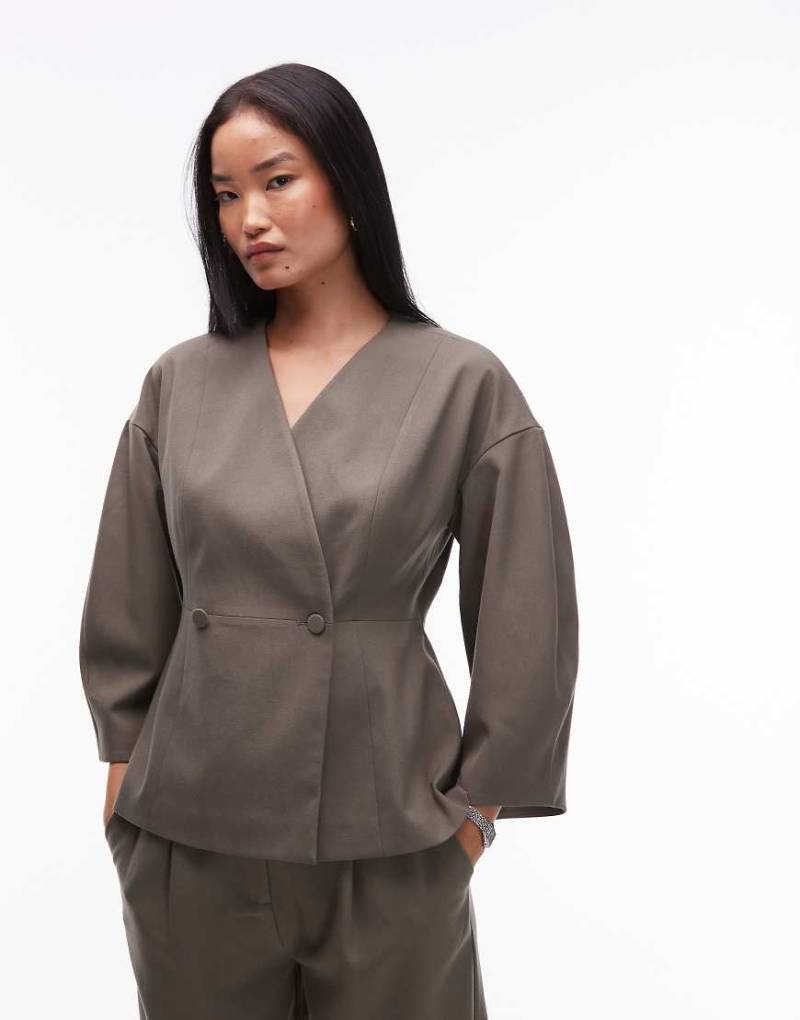 AWARE - Strukturierter, eleganter Blazer mit tailliertem Schnitt in gedecktem Grün, Kombiteil von AWARE