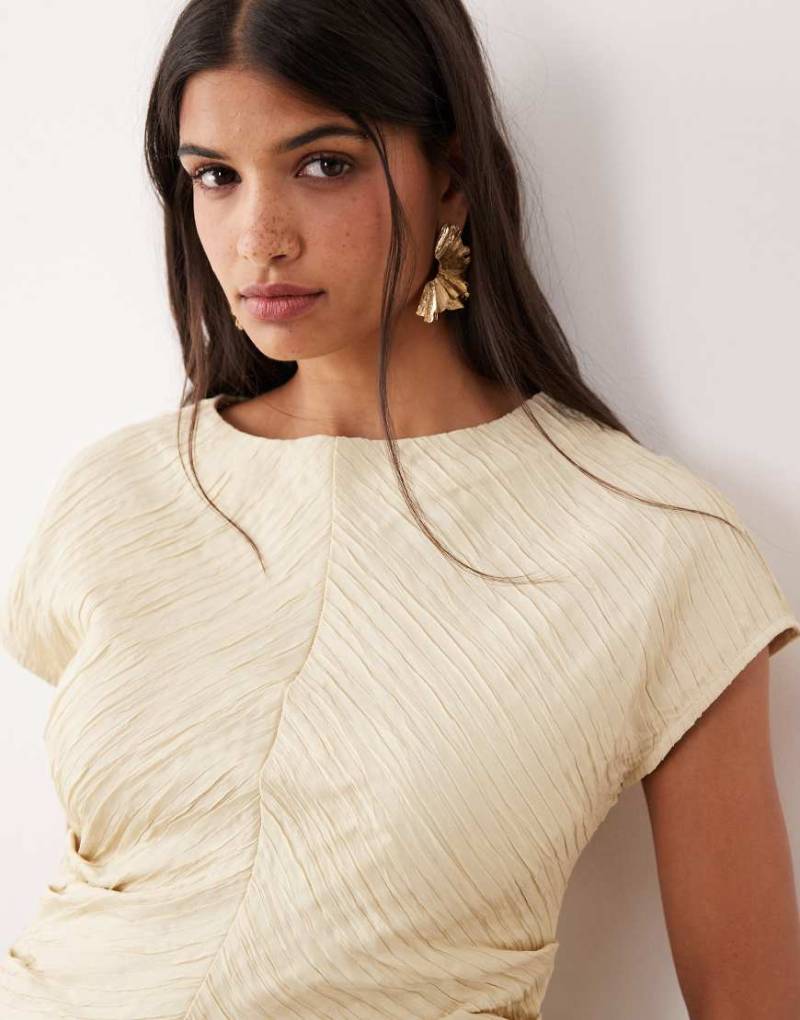 AWARE - Strukturiertes, plissiertes Oberteil in Cremeweiß mit U-Boot-Ausschnitt von AWARE