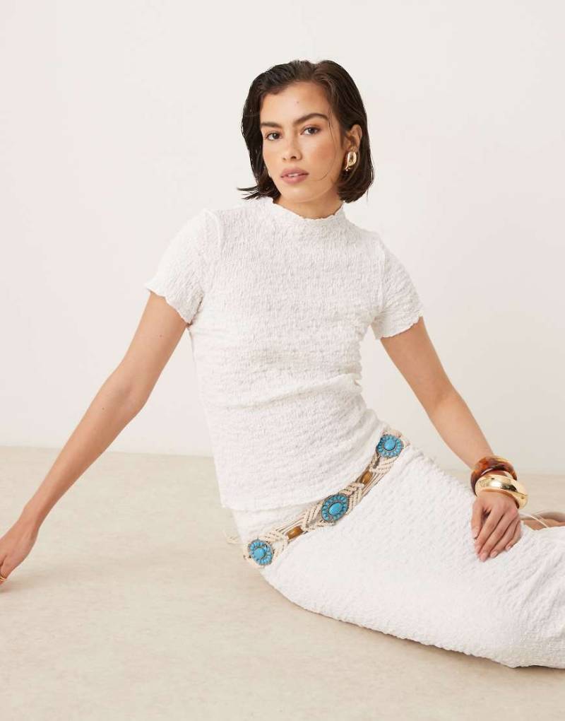 AWARE - Strukturiertes T-Shirt in Weiß mit Kräuselsaum, Kombiteil von AWARE