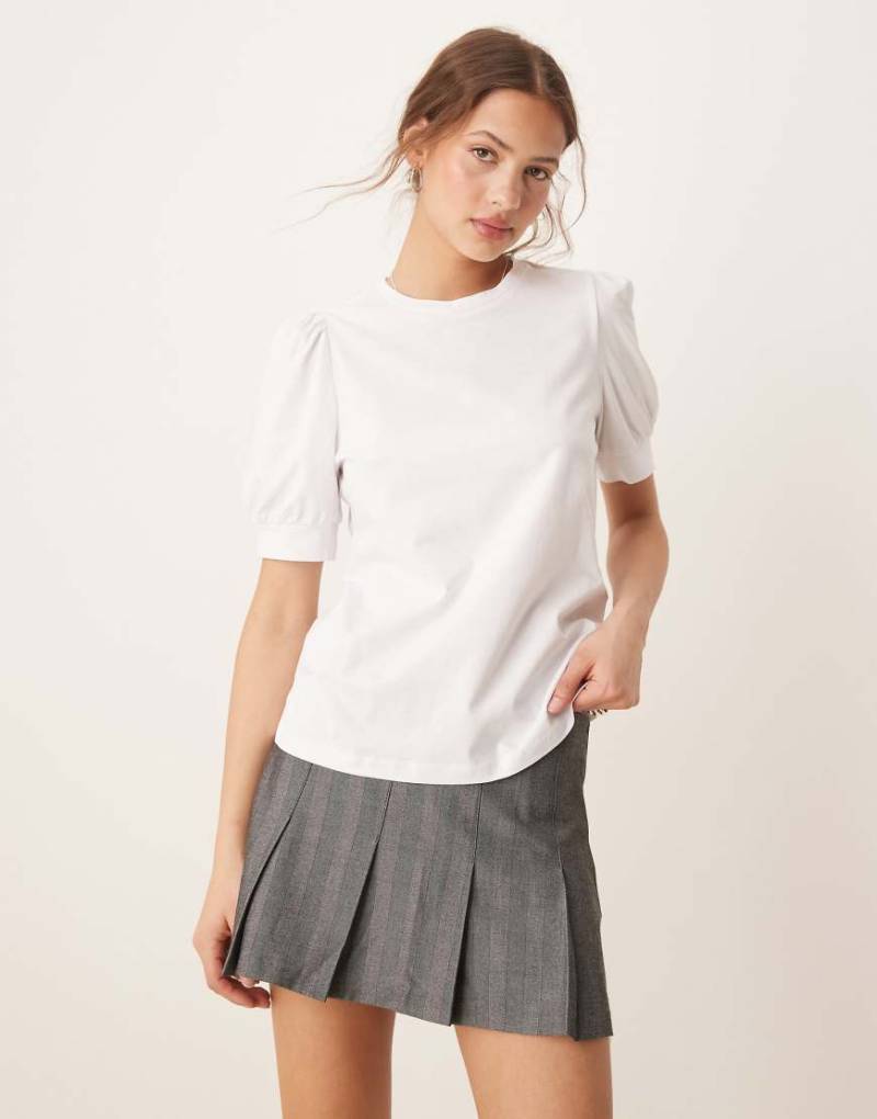 AWARE - T-Shirt in Weiß mit Puffärmeln von AWARE