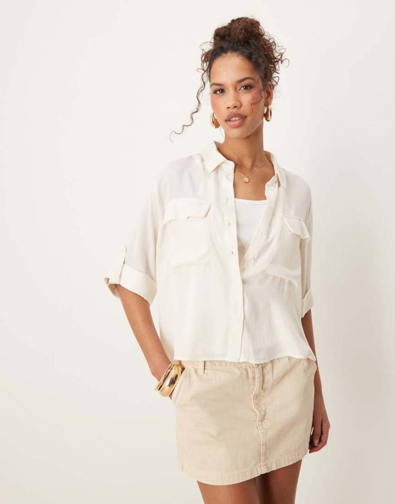 AWARE - Utility-Hemdbluse in Cremeweiß mit Brusttaschen von AWARE