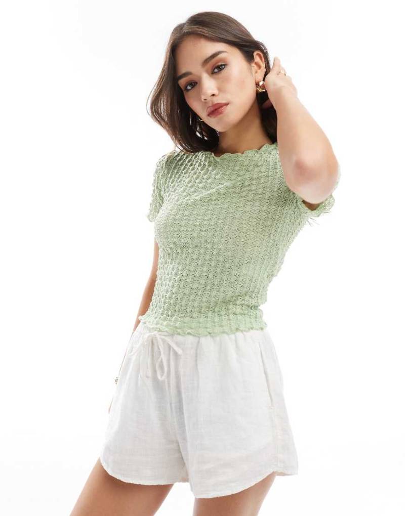 Aware - Knapp geschnittenes T-Shirt in Salbeigrün mit Struktur von AWARE