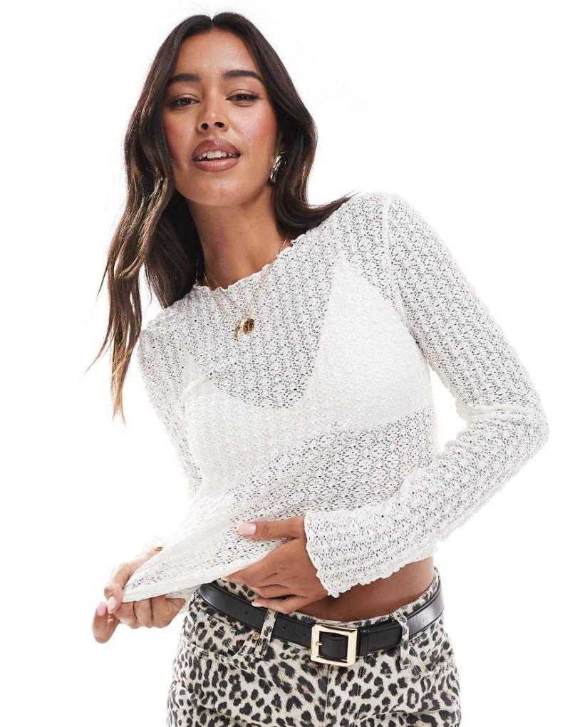 Aware - Langärmliges T-Shirt aus strukturiertem Jersey in Weiß mit Kräuselsaum von AWARE