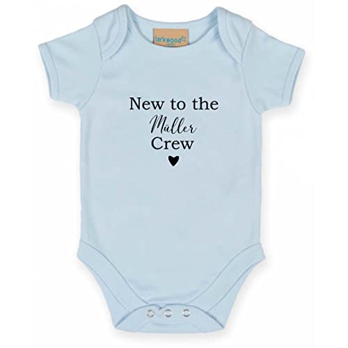 AWASG Body Baby mit Name Spruch | New to the Crew | Personalisiertes Geschenk Strampler Geburt Neugeborene Kurzarm 0-3 Monate (hellblau) von AWASG
